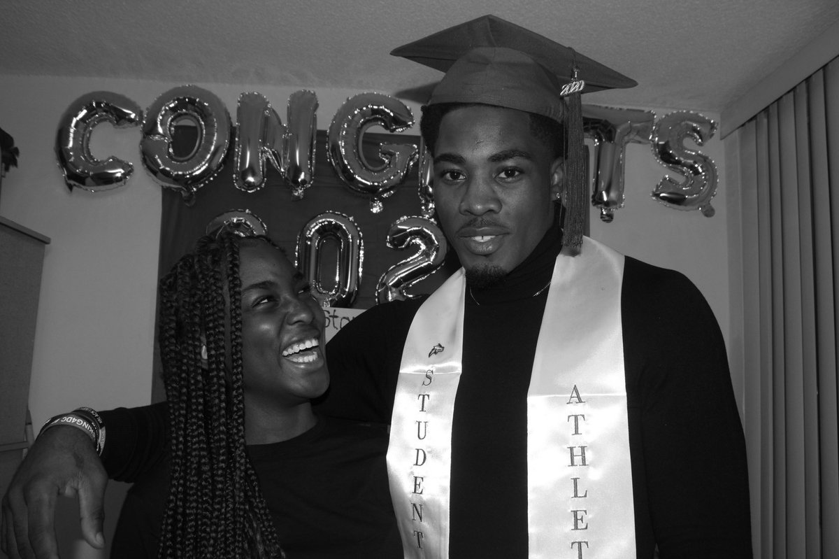 TyquellFields's tweet photo. My strength 🖤
#4TFAM 🪐
#SBUGRAD2020
📸📸📸 by @Unxle_Leek https://t.co/xGhn8F7YSG