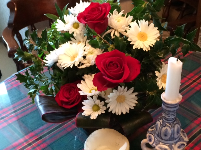 Ny午前0時 美術館は眠らない 配信開始 岩渕潤子 去年のクリスマスのアレンジメント 母のお友だちが 御霊前に と言って贈ってくれたお花のマーガレットと菊が長持ちだったので 立派な赤い薔薇と柊を足してアレンジしました とてもクリスマスらしい