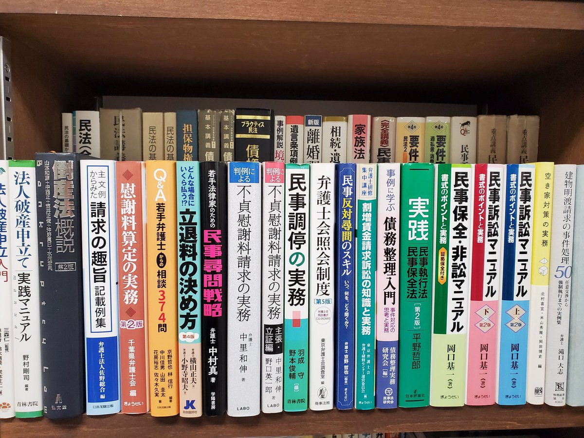 ハヨセナ 奥行きのある本棚を二段にするライフハックがtwitterで話題ですが 僕はdaisoで0円で売ってるこの発砲スチロール製のブロック様のものを使用しています 奥の本を瞬時に見分けるのにとても便利です