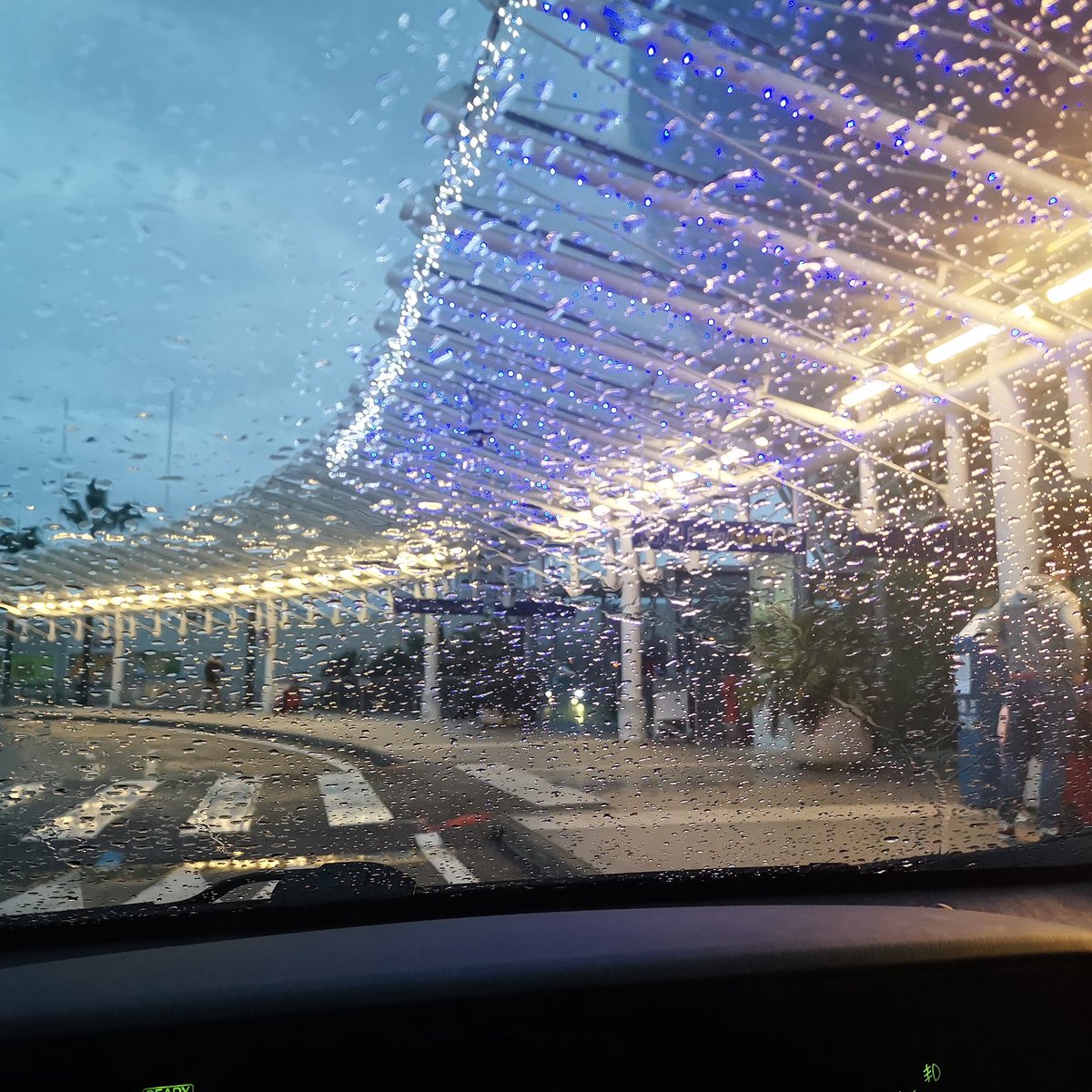 Samedi matin 🌧️ ☔... Fin du transfert Dépose clients au T2 #niceairport✈️
Bon voyage 😎 !!

#workingday
#thedriversnice
#chauffeured
#driverlifestyle 
#frenchriviera
#picoftheday
#Airport
#rainyday