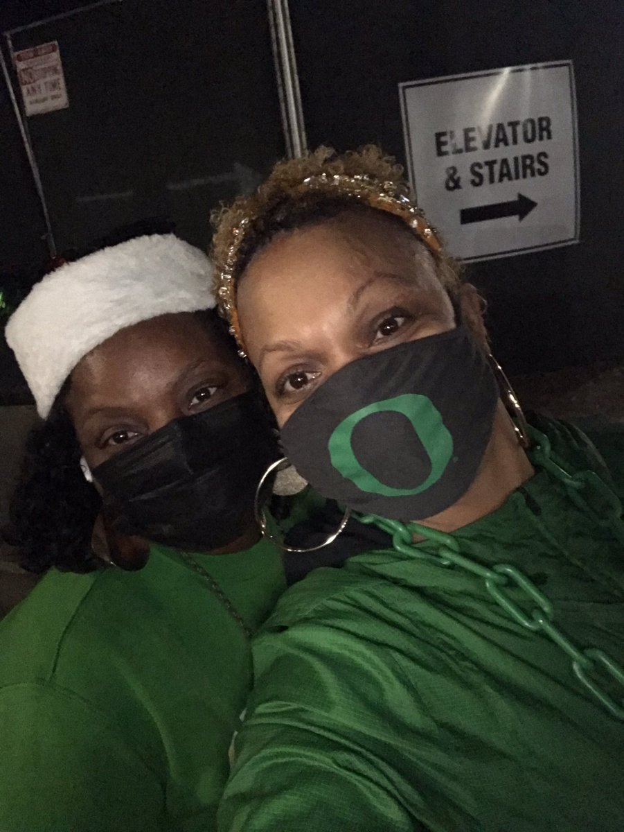 shellealycee's tweet photo. So umm... y’all know I live 5 mins from USC & who rolled up on Dem Damned Ducks? Thanks to my partner in crime @_Tamisha1
#CrazyMotherDuckers #HadAChatWithSecurity #WeVIP #MaskedUp #Favor #AllAccess #WeHoppinFences #ToldYall #Ducks https://t.co/R4t453ZCF7