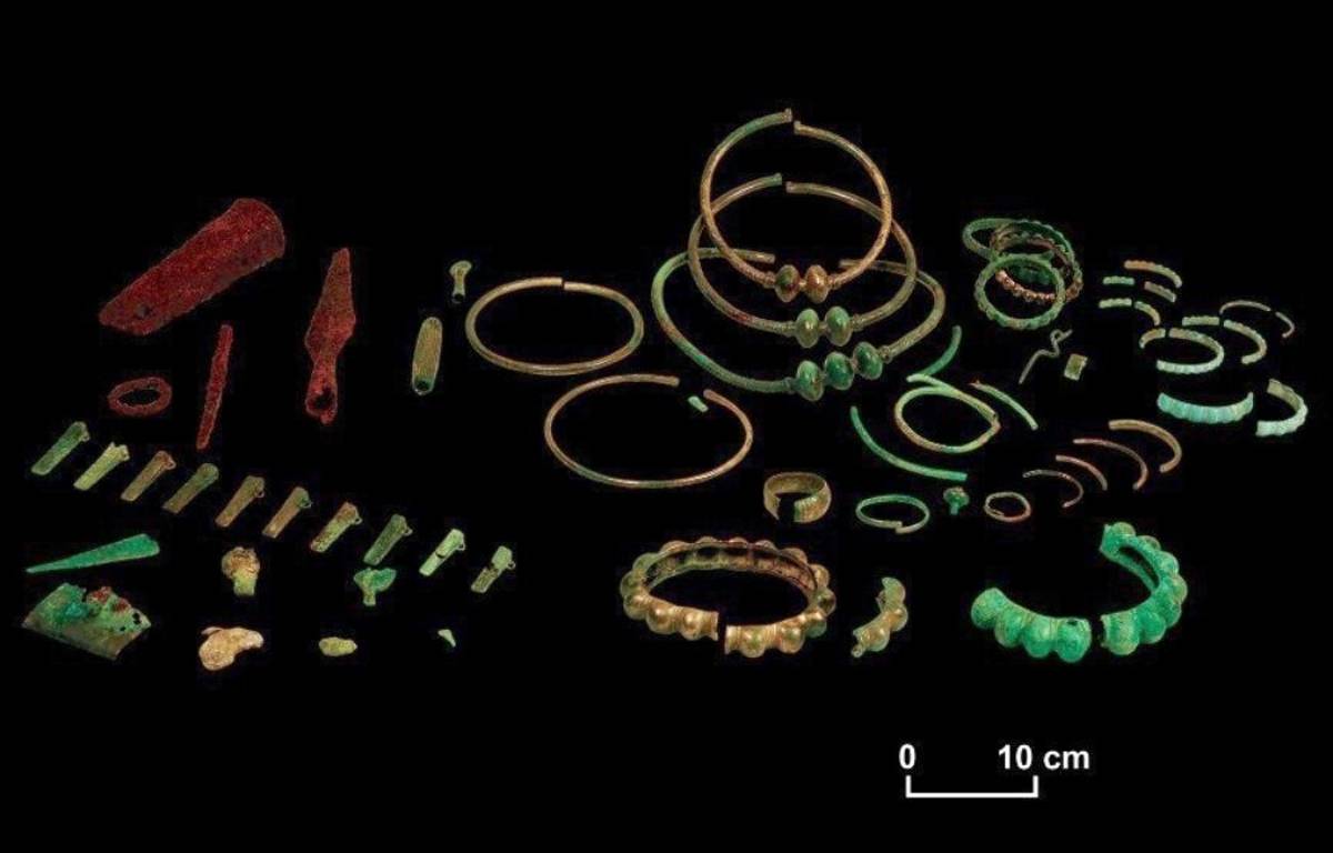 bsaLille3's tweet photo. En 2012, un assortiment d’armes et de bijoux gaulois est mis au jour à #Tavers (Loiret), dans le champ d’un agriculteur. Récit de la rocambolesque découverte d’un trésor national constitué de 65 éléments datant du Hallstatt moyen https://t.co/cF8NFbmCxf https://t.co/jLQABUFRW7