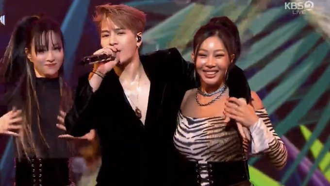 Jackson adjusting his arm so he wont touch Jessi's body and also closing his eyes and putting his head down when she came near him
