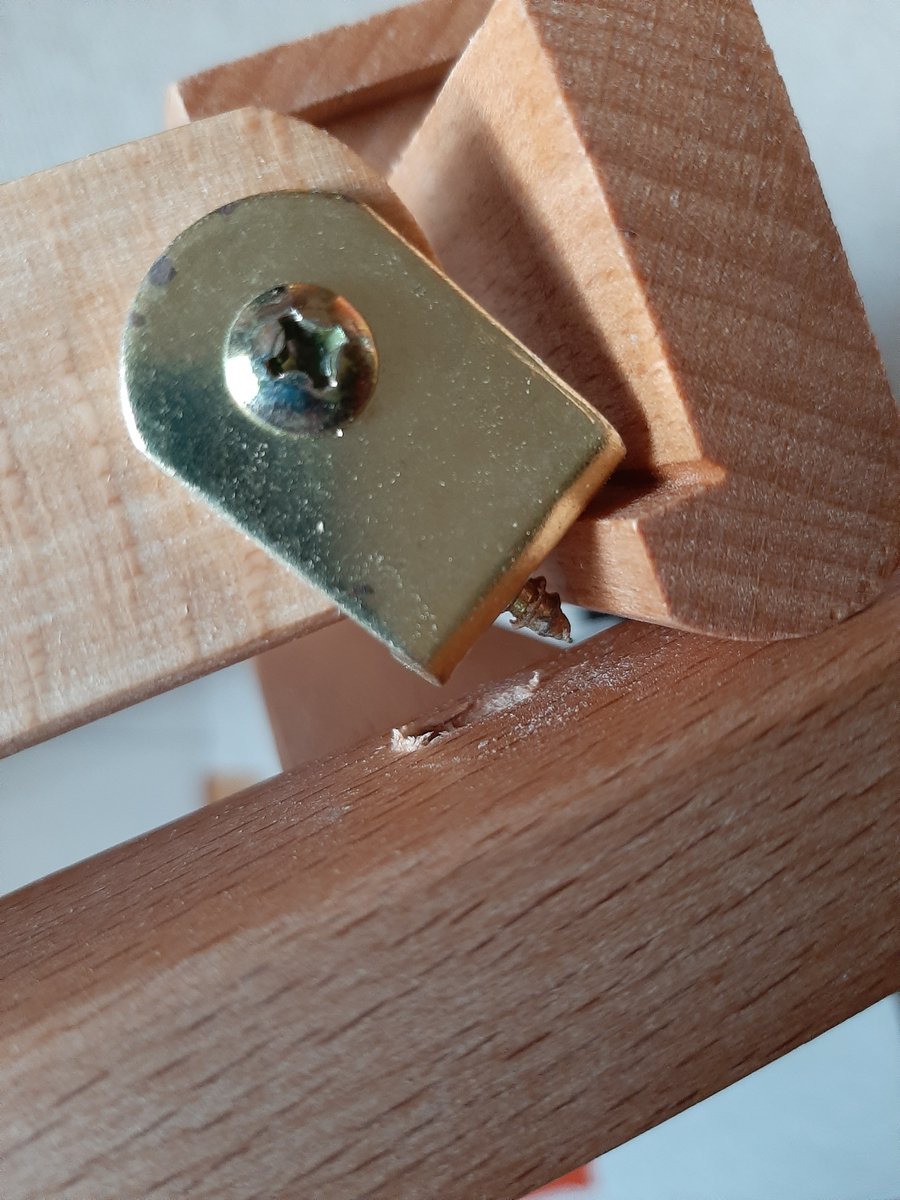 FrankstaPasta's tweet photo. @hobbycraft just picked up my order from your Newbury store and the easel I've got for someones xmas pressie is broken and assembled incorrectly? Maybe it's been used? https://t.co/WwDWUFEtx4