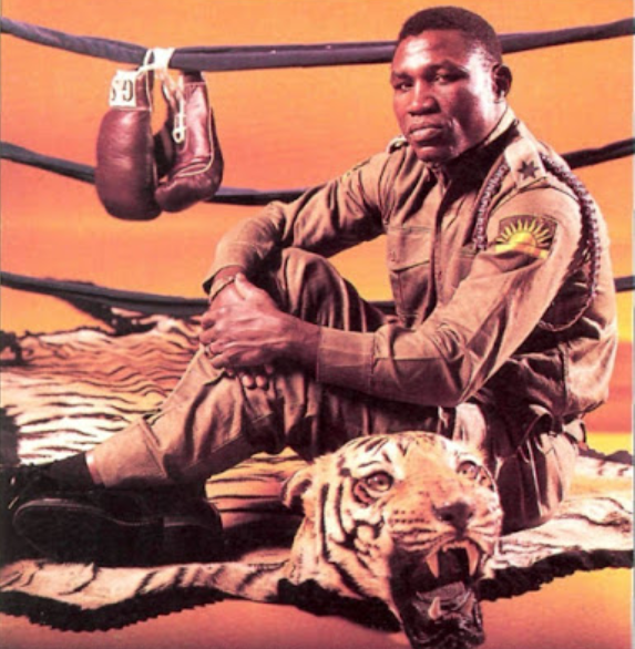 uaktuelle's tweet photo. EN TIGER I RINGEN
Bokselegender er der nok af, men kender du mon Dick Tiger? Han kæmpede sig helt til tops fra trange kår i Nigeria, og var undervejs løjtnant i en borgerkrig. Få hele historien på fx Apple Podcast - og hør, hvordan du kan vinde en flot bogpræmie fra @LRforlag https://t.co/kSIJEIsyFU