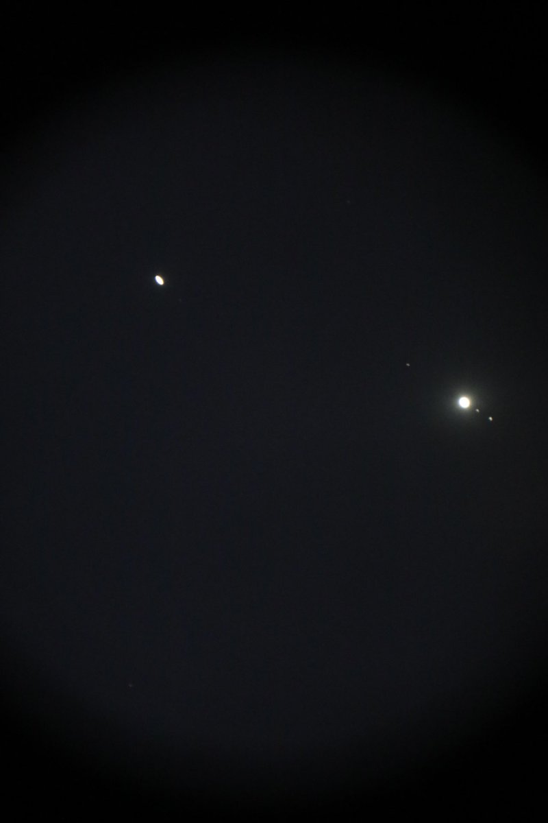 rodmagic's tweet image. Saturn on the left Jupiter and Jupiter’s moons on the left on 15th December #jupitersaturnconjunction