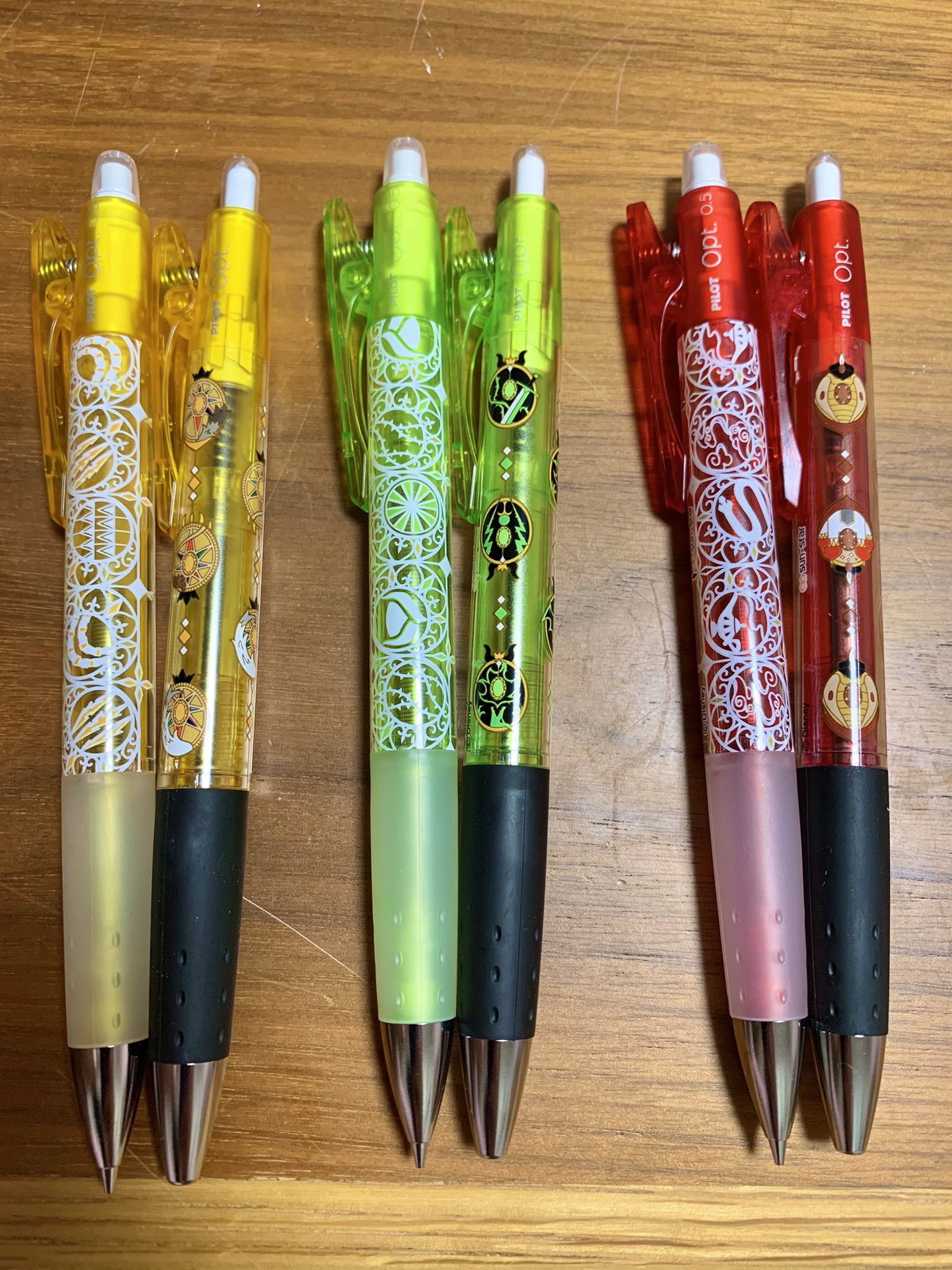 文具専門店 モリイケ モリイケ新入荷 パイロットのクリップ付きのにくいヤツ Optのシャープ ボールペン にツイステ柄登場 繊細なレースに各寮のモチーフを入れた柄のシャープと各個人のモチーフの入ったボールペンです ようやくメーカー各位が