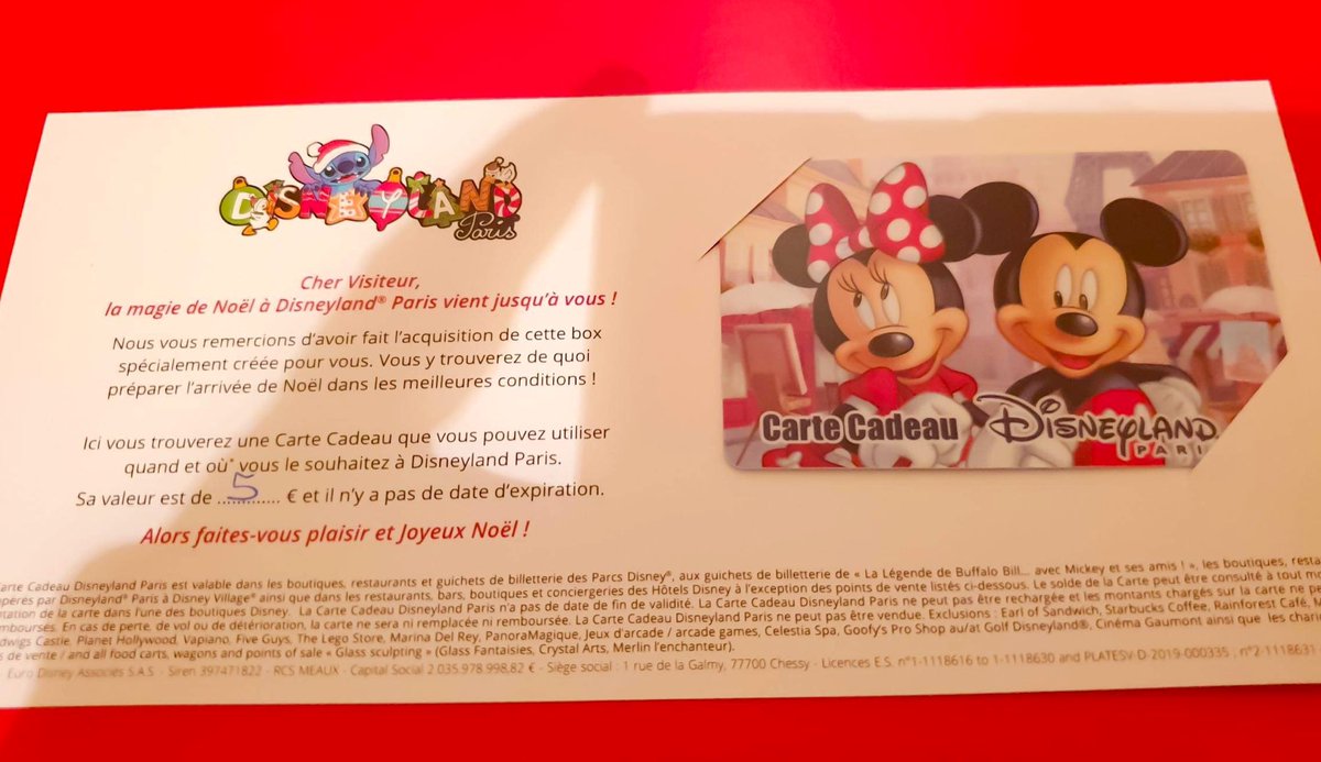 Taking a look at the Disneyland Paris “Christmas Box” that was spot at World of Disney. 
It includes an Olaf ornament, greeting card, exclusive Stitch pin and more: