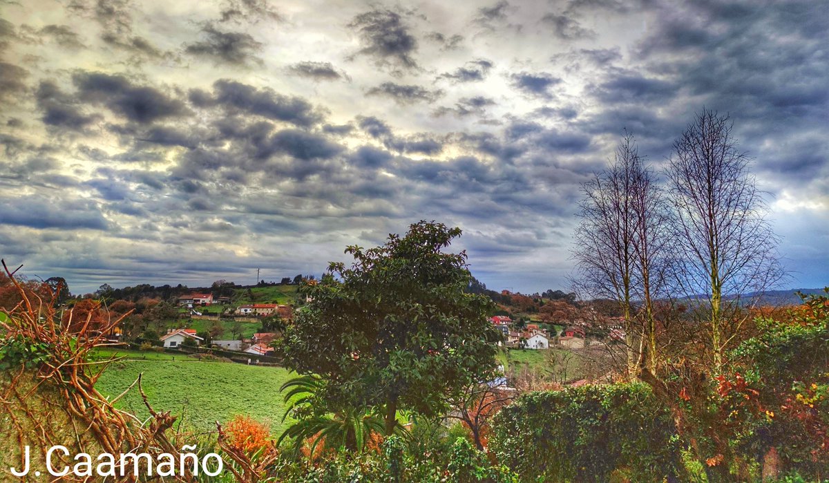 J_Caamano's tweet photo. #BuenosDiasATodos mi #fotografía de hoy #DesdeMiVentana define claramente el pronóstico del tiempo que para #estamañana todos los profesionales nos vaticinaron ( #SolyNubes ) https://t.co/FjK7w3VxQL