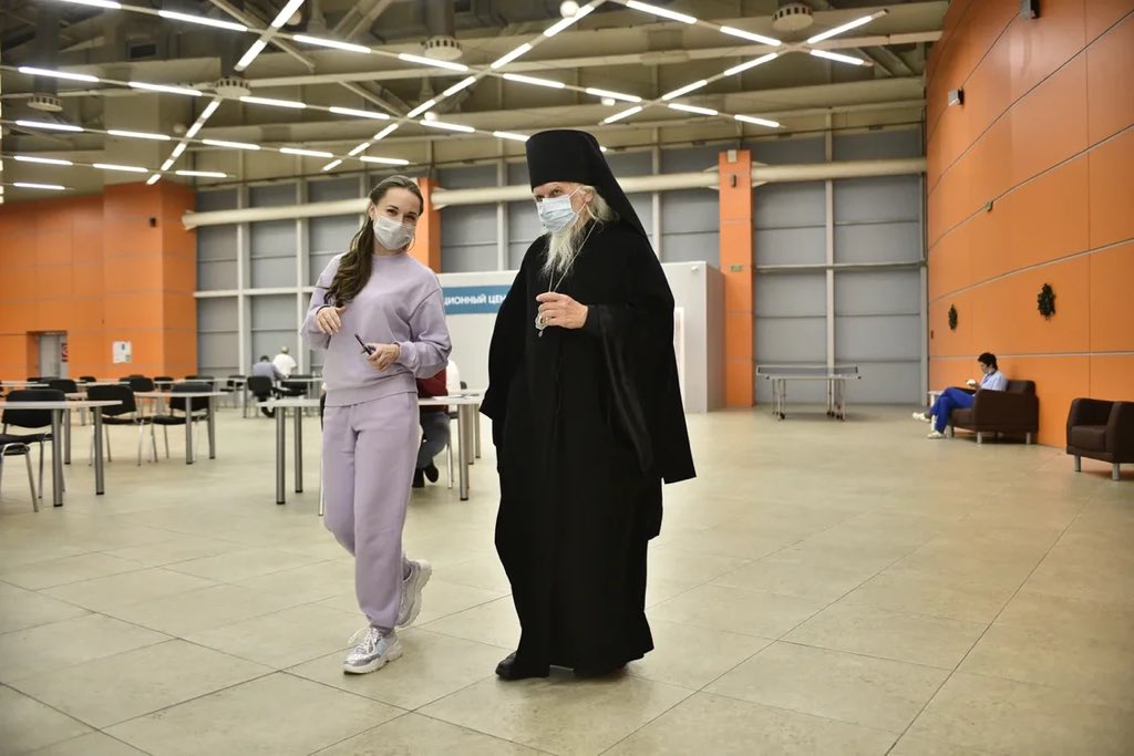 JMakarceva's tweet photo. Вчера Председатель Синодального отдела по благотворительности епископ Орехово-Зуевский Пантелеимон совершил водосвятный молебен в госпитале на ВДНХ.

Почти каждую неделю по запросу пациентов батюшки заходят в красную зону. 

Дай Бог все скоро закончится 🙏🏻 https://t.co/CrRgMnpW1q