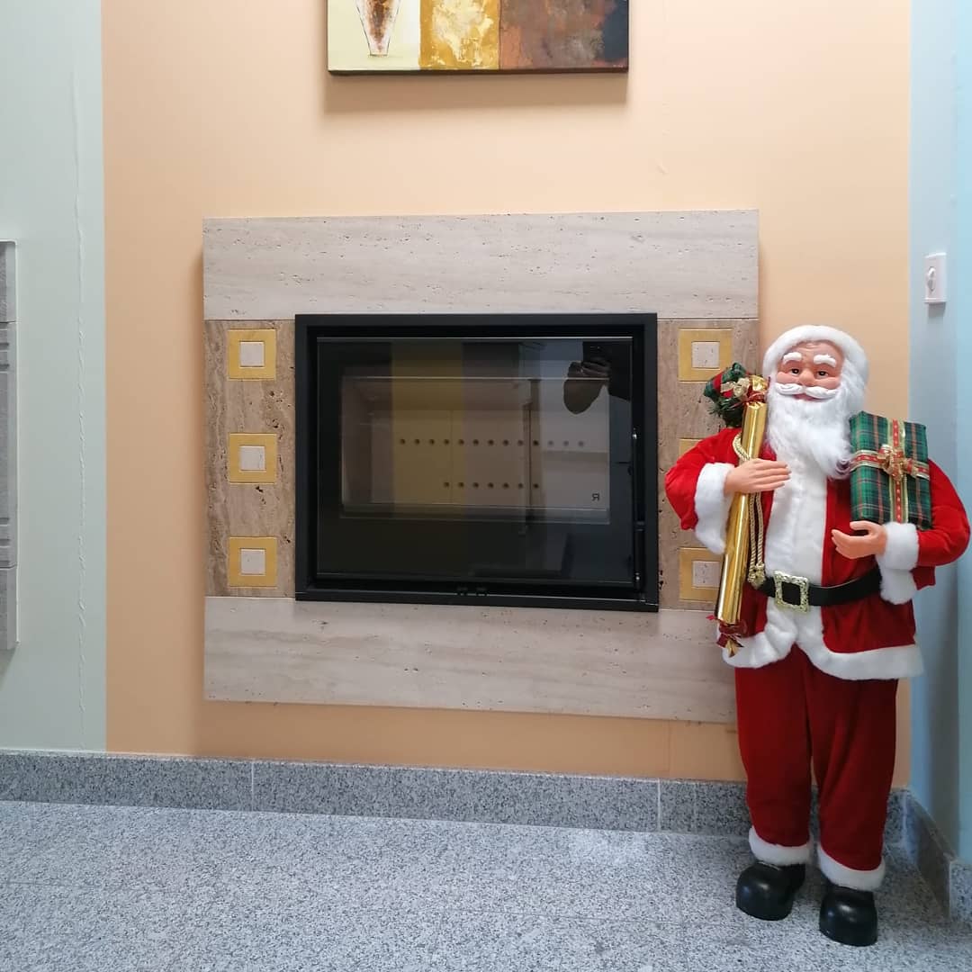 Chimeneasmolina's tweet photo. 🎅 @Chimeneasmolina ha recibido una visita sorpresa de Papá Noel. Nos ha pedido usar nuestras chimeneas para practicar la entrada a las casas de los niños buenos la noche del 24 de diciembre. No se le ha dado nada mal. 🔥🎄🎁⛄
.
#Navidad #chimeneas #estufas #christmas https://t.co/1F3IkRCLEm