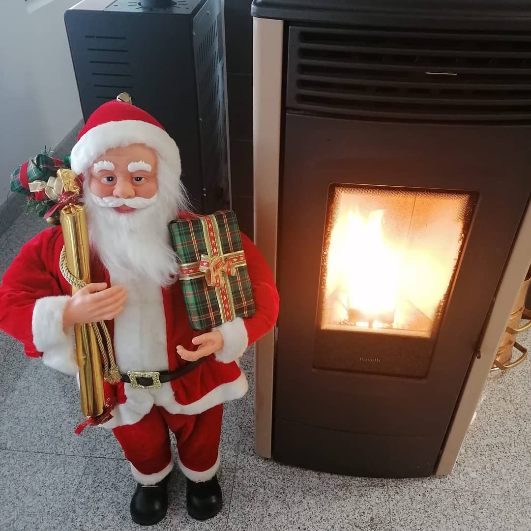 Chimeneasmolina's tweet photo. 🎅 @Chimeneasmolina ha recibido una visita sorpresa de Papá Noel. Nos ha pedido usar nuestras chimeneas para practicar la entrada a las casas de los niños buenos la noche del 24 de diciembre. No se le ha dado nada mal. 🔥🎄🎁⛄
.
#Navidad #chimeneas #estufas #christmas https://t.co/1F3IkRCLEm