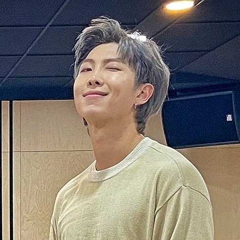 kimnamjoonpics's tweet photo. cutie 🥺⭐ https://t.co/kzfgUVCJqr