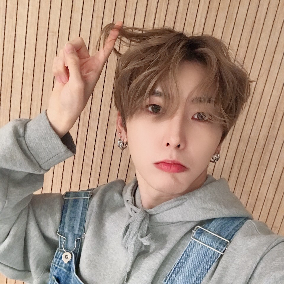 ELASTofficial's tweet image. 엘링!! 저녁 뭐 먹을까요..?🤔

#엘라스트 #ELAST #라노 #RANO #저메추