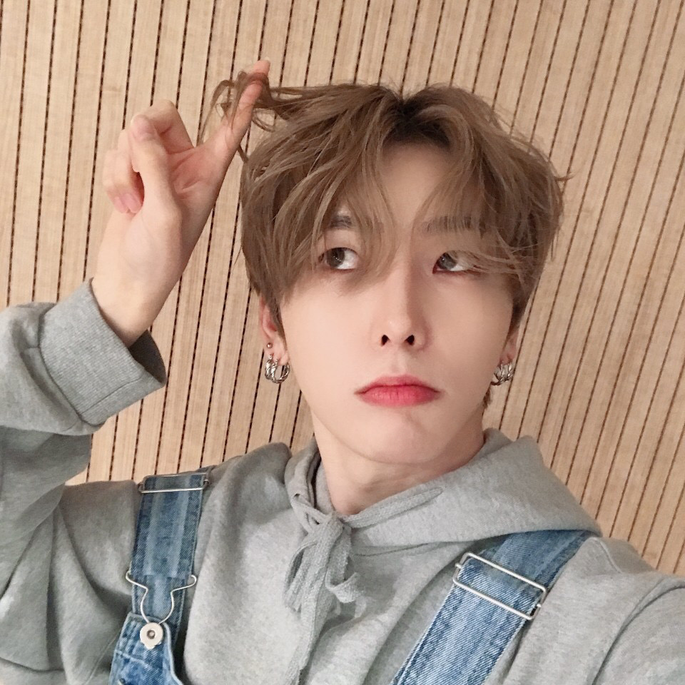 ELASTofficial's tweet image. 엘링!! 저녁 뭐 먹을까요..?🤔

#엘라스트 #ELAST #라노 #RANO #저메추