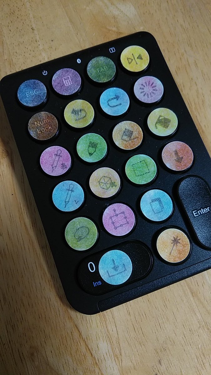 らいむ 原稿 04 ワイヤレステンキー Ipadお絵描きのショートカットキー 用に 百均の丸シールピッタリサイズなので シールにツールアイコンを描いて割り振ったキーに貼り付けて使ってます カスタムたのし