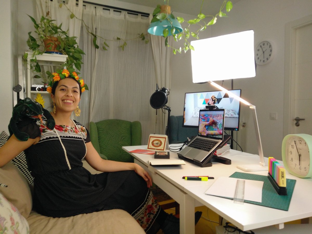 LEALectura's tweet photo. ¡Despliegue tecnológico en  #LaCeremoniaDelBúho🦉! 

Daniela Martagón, Damaleónica Reptiliana, os espera en el #taller "Nada es lo que parece". Dibujante🎨, inventora🤖, domadora de serpientes🐍, mezcladora de criaturas, pociones e historias... 

#LaFórmulaSecreta https://t.co/Lp0rLBWFpa