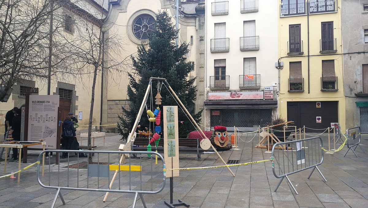 xevi_lozano's tweet photo. Arrenca la 2a edició de la Fira #TocaFusta. @AjTorello @torellojove https://t.co/jF3FtffuFh
