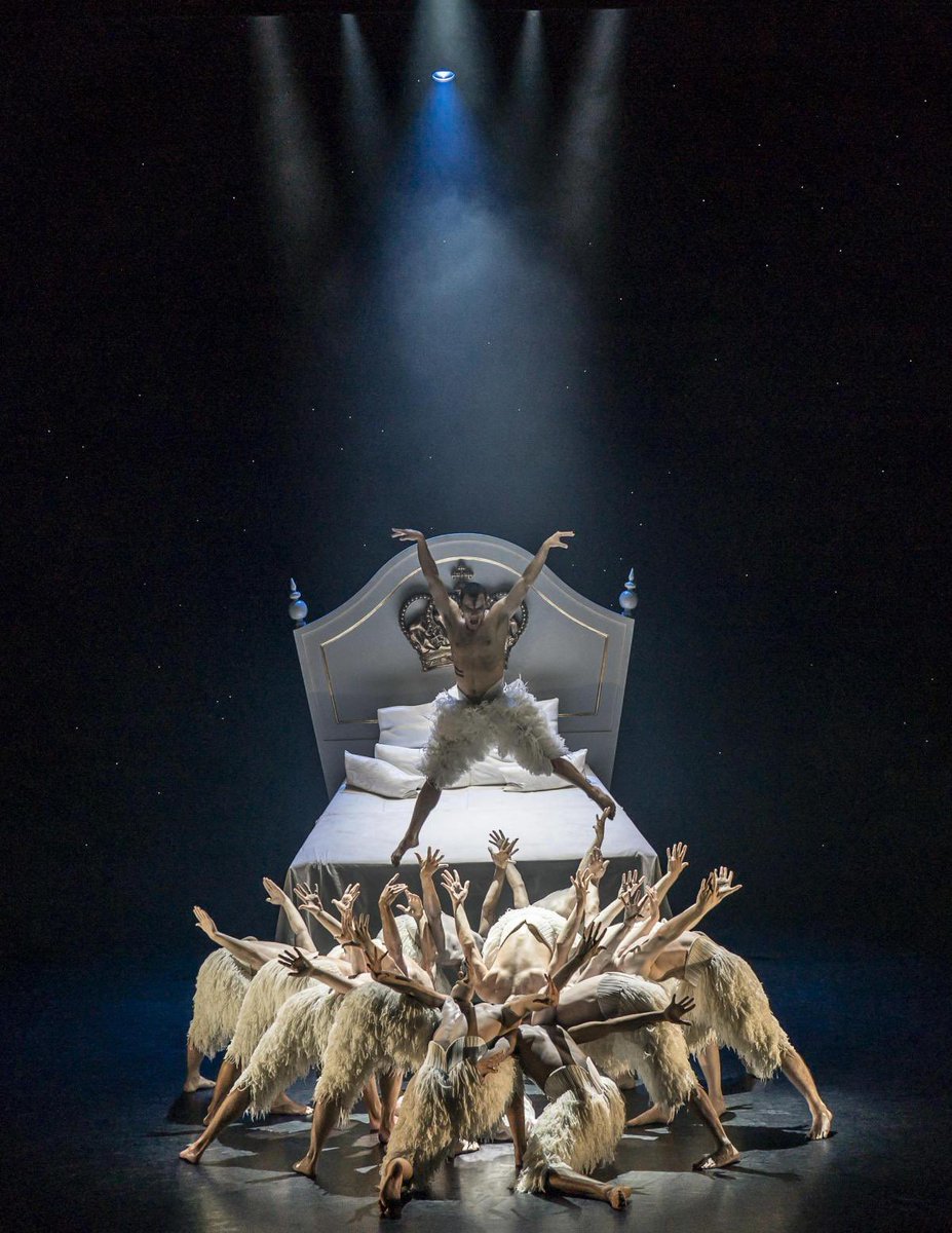 Watching the final scene of Matthew Bourne’s Swan Lake had me crying so much! Like it’s so sad, but beautiful 😭