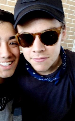 " Harry is a Louis Girl "starts wearing the bandana