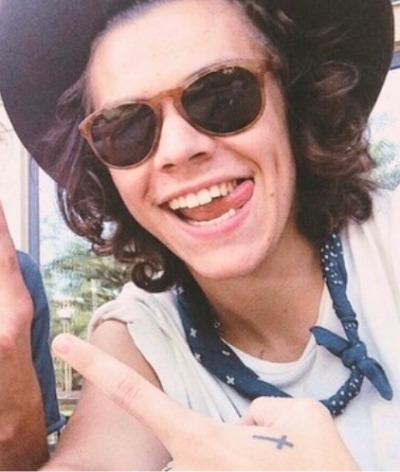 " Harry is a Louis Girl "starts wearing the bandana