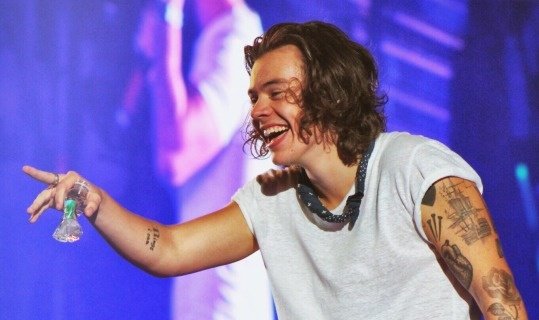 Houston Aug 17th Appears on stage wearing the blou bandana for the first time. No doubts. Supportive Boyfriend.