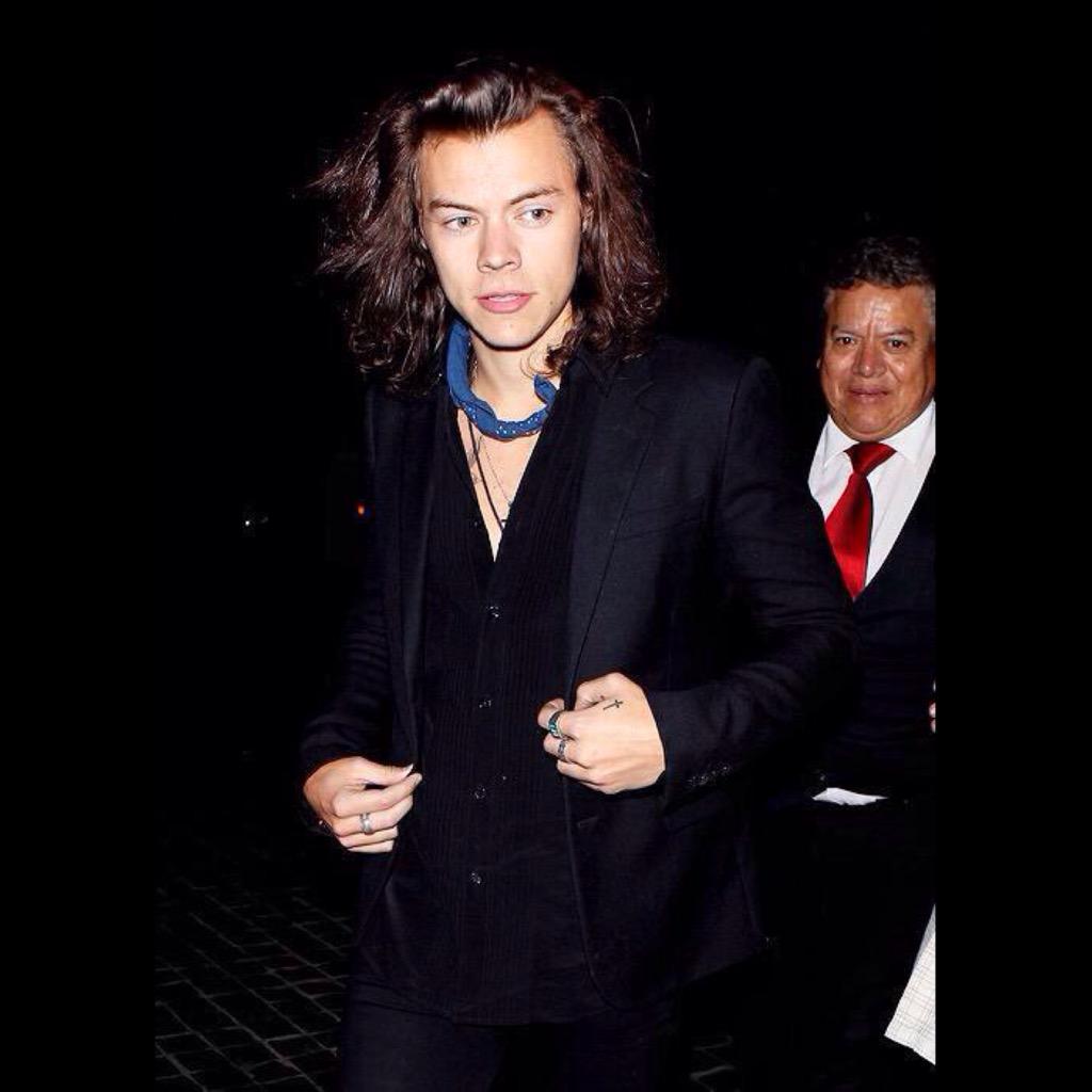 let's take a look again at this outfit bc ..DAMN. Honoring his LastName. Matching his cheap blue bandana with a night black suit . who does tht?!? only Mr Style.