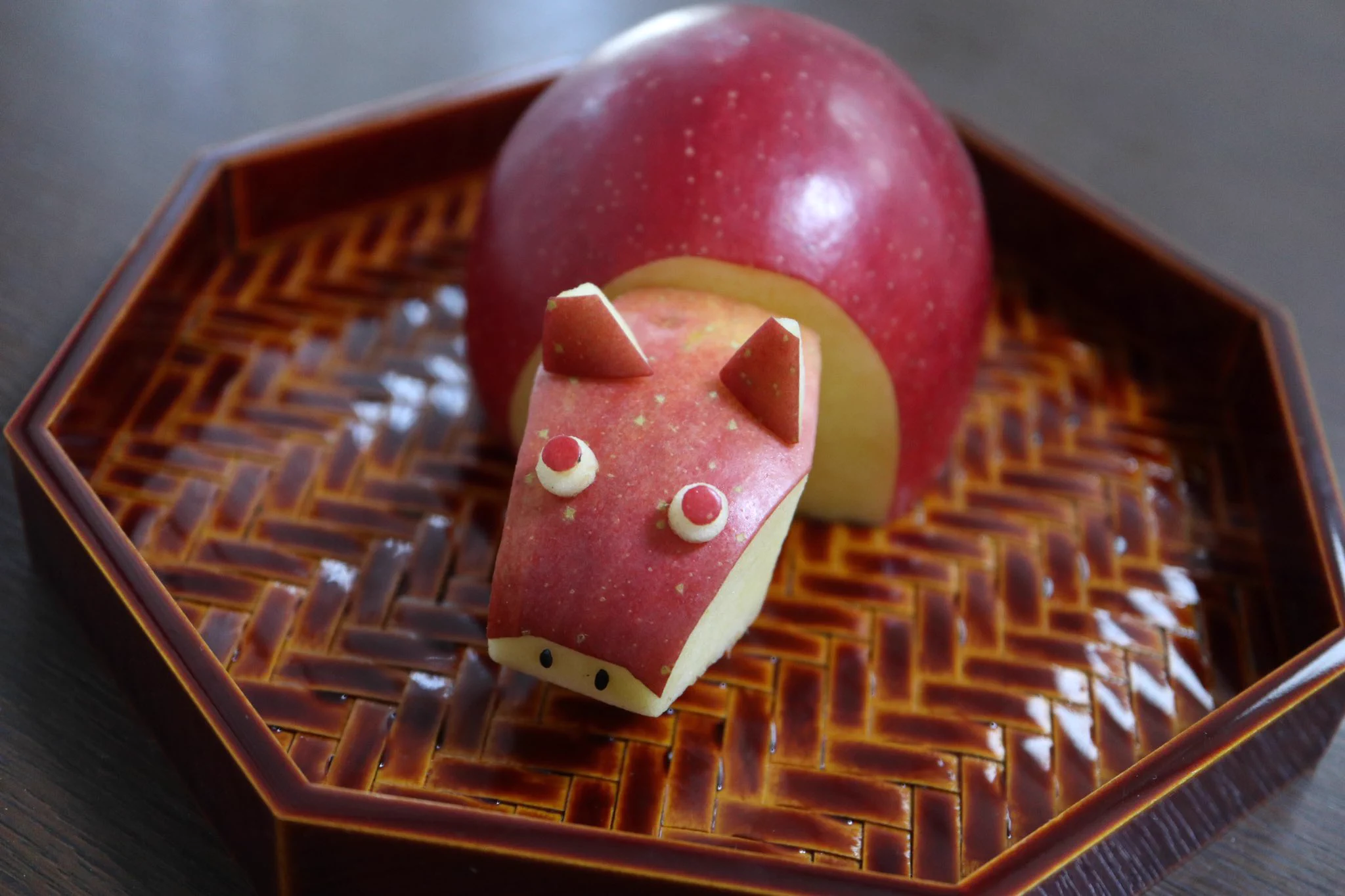 りんごを慎重に切って組み立てた結果？可愛い赤べこが完成！