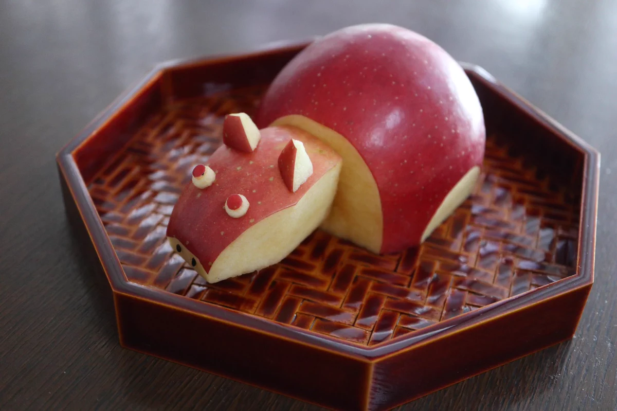 りんごを慎重に切って組み立てた結果？可愛い赤べこが完成！