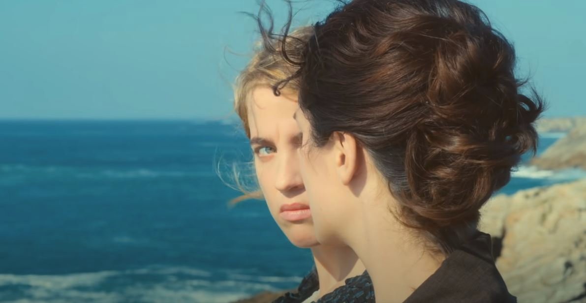 The queer love stories of  @neonrated offer two contrasting walks on the shore.Distance in  #Ammonite. The figures stand on two sides of the frame, breaking away from each other.Closeness in  #PortraitOfALadyOnFire. Faces and gazes merge together.