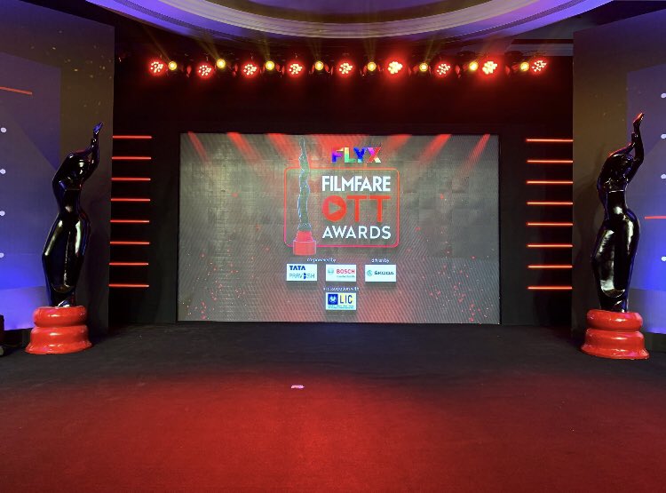 filmfare's tweet photo. The stage is set for the stars! 
Here’s kickstarting the #FlyxFilmfareOTTAwards with our grand #BlackLady. 
@flyx_me 
@TataPravesh 
@BoschHomeIn 
@SkodaIndia 
@LICIndiaForever 
@SugarboxN https://t.co/9au6yAMbBB