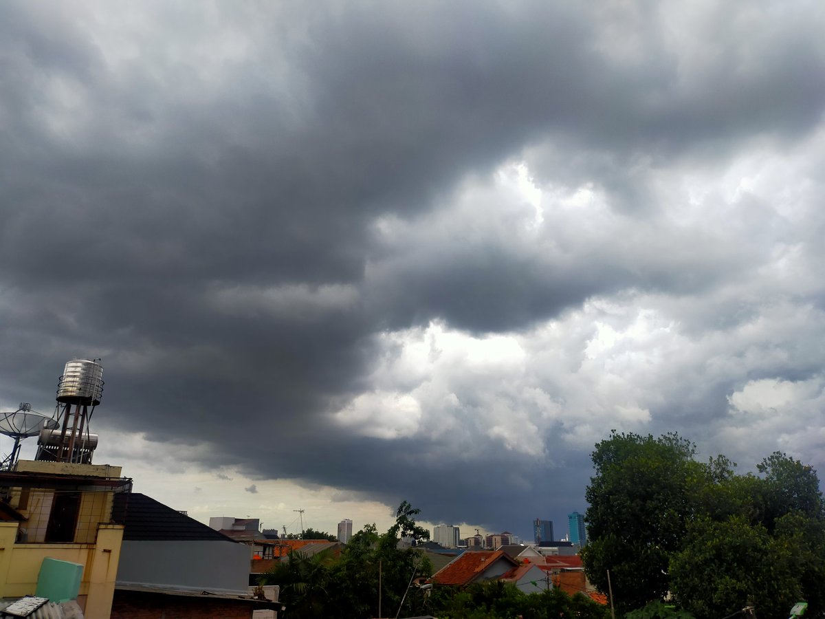 jktnewss's tweet photo. Awan medung tampak menyelimuti kawasan Palmerah Jakarta Barat siang hari ini. @RadioElshinta @SonoraFM92 https://t.co/4LrerZrFEA