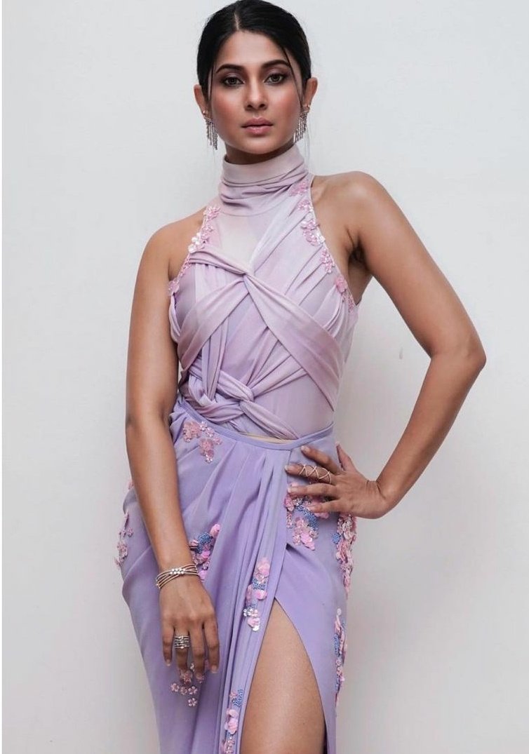 NehaJain_26's tweet photo. Her last red carpet look😍
Damn! It's been around 2 yrs we last seen making an appearance in an award show🤧
Can't wait! 

Hoping for the best🤞

#JenniferWinget https://t.co/Nf0rKiCNzj
