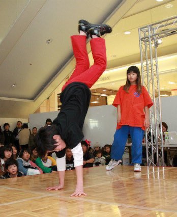 mashiho sacrificed his childhood to attend dance lessons and learn all sorts of dance !! no wonder his dance is powerful and beautiful in every gesture, he also has a great balance