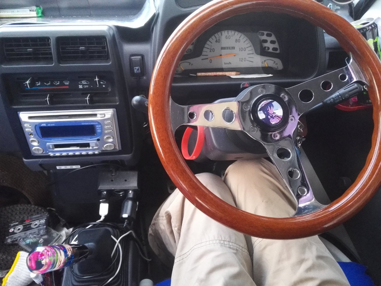 夕凪観光 Js2bqj オイル交換してた 寒くなってきたので5w30に粘度を落とした モリブデンがいいよと言われてたので軽トラ用モリドライブを試してみる モリブデンで緑がかったオイルかと思ったが 普通に茶色かった W さーて この年式車との相性は