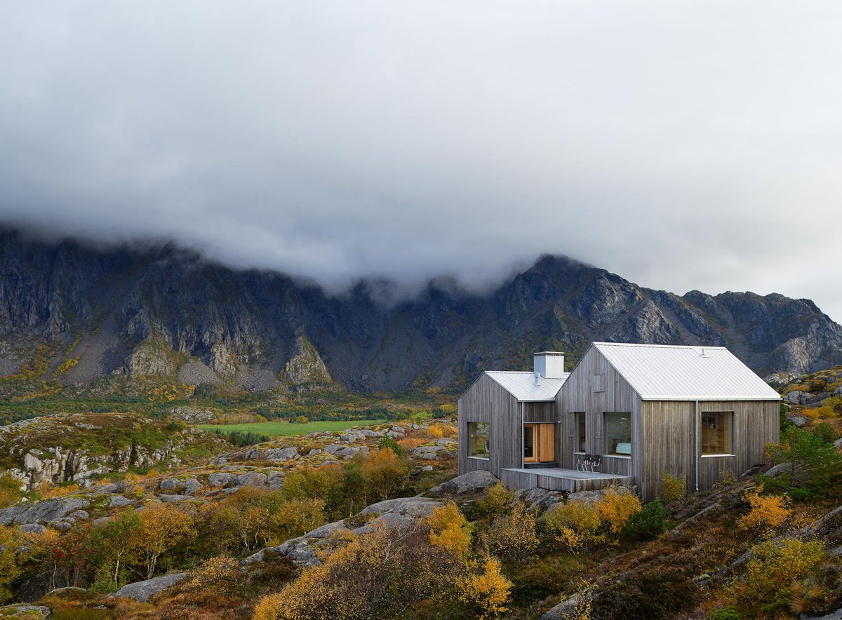 CarnetsTraverse's tweet photo. Sur l’Archipel de Vega — au large des côtes de Norvège, se trouve un étonnant refuge contemporain. 
Proche du cercle polaire, ce cottage inspiré des hangars à bateaux traditionnels, s’immerge dans les paysages grandioses et les vastes panoramas marins.

https://t.co/rfhU0U72Hh https://t.co/eCdvYEWoiz