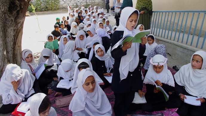 MuskaAfghan1's tweet photo. ملګري ملتونه په افغانستان کې د طالبانو تر نفوذ لاندې سیمو کې زرګونه ښوونځي جوړوي.
د ملګرو ملتونو د ماشومانو ادارې یا یونیسف ویلي د طالبانو له مشرتابه سره هوکړي ته رسېدلي چه ددوۍ تر اغیز لاندي سیمو کې به 1000 ښوونځي جوړ کړي.
موږ ددې تړون ملاتړي یو.
#ShowYourCommittment #UN https://t.co/5ShL7CzbMh