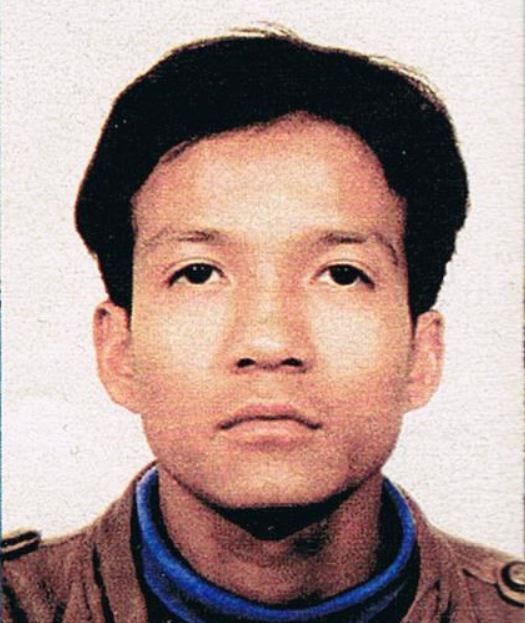 OpferNaziGewalt's tweet photo. 19.12.95, Beckum: Der nepalesische Flüchtling Sanjib Kumar Shrestha verschwindet spurlos. Seine Leiche wird erst 2001 in einem Baggersee bei Ganderkesee entdeckt. Der Neonazi Till-Hauke Heldt hatte ihn aufgrund seiner rassistischen Ideologie und Eifersucht erwürgt. #KeinVergessen https://t.co/AsuENKjNuT