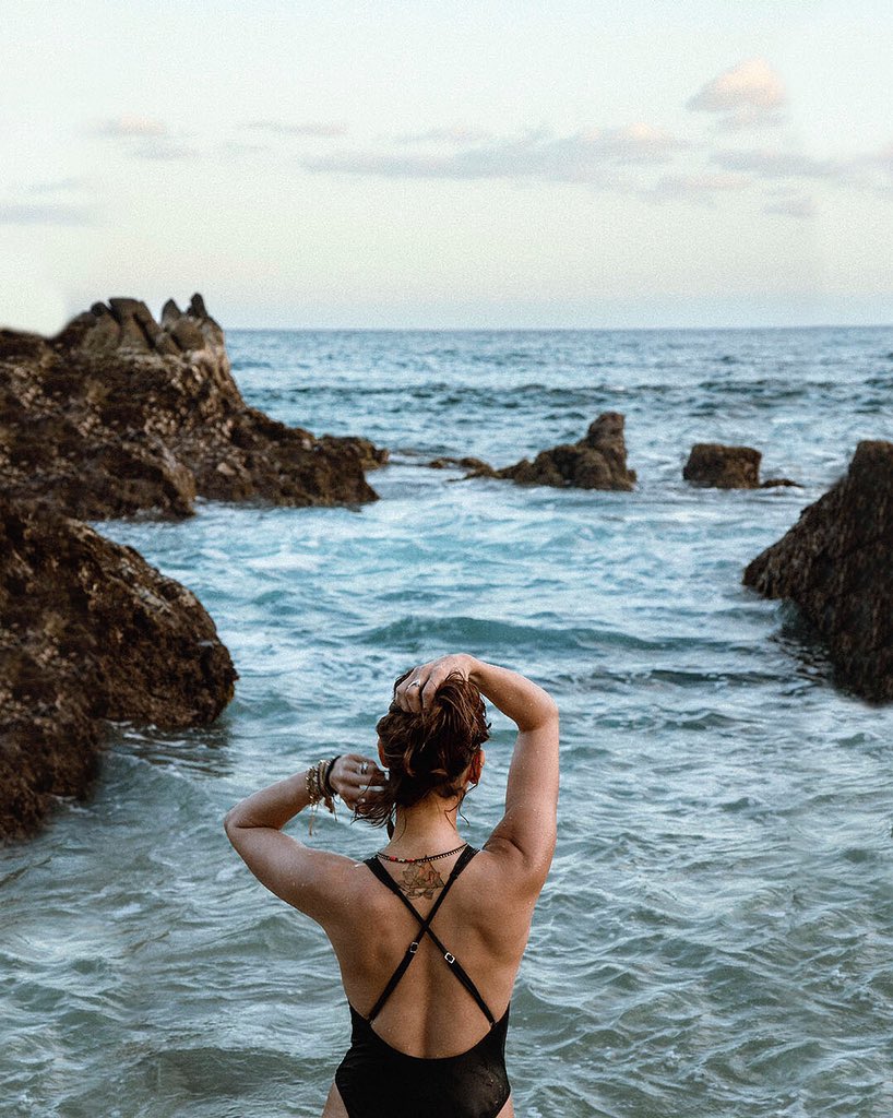 SandraKai's tweet photo. Ella: ¿Te has puesto a pensar por qué el hombre está tan intrigado por explorar el universo cuando el mar es el lugar menos explorado, cubre más del 70% de la superficie de nuestro planeta y nadie sabe que hay en el fondo? 🤓 
 Yo: Ok, ya me dio vértigo, vámonos al cuarto. https://t.co/mqgOwkcE7F