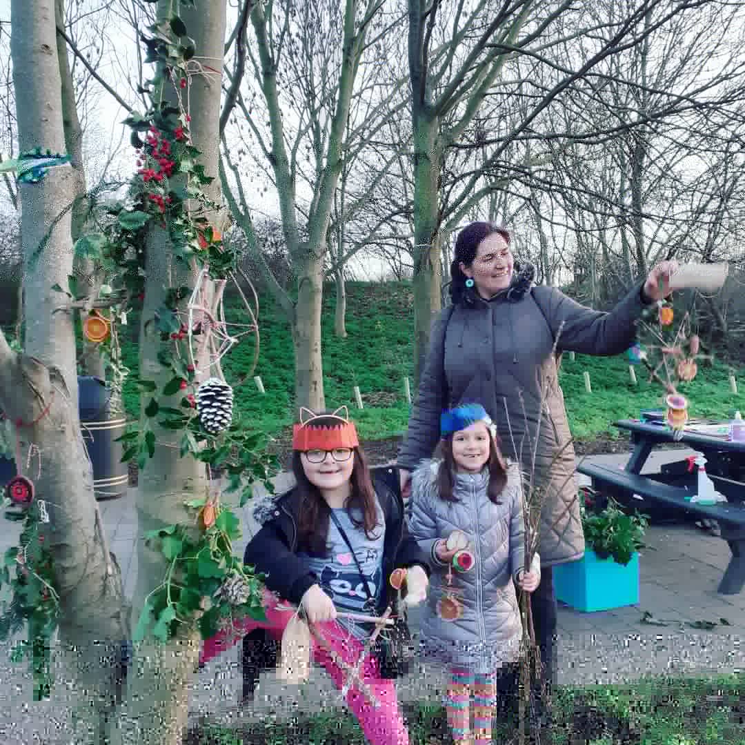 TCVWF's tweet image. 🎅❄🎄Thanks to the jolly Christmas elves of Leyton Jubilee Park who added some festive sparkle to the trees this week 😁🍂 We'll be back in 2021 with some more wild &amp;amp; wonderful family fun 👨‍👧‍👦 
#sociallydistancedfun #naturalcrafts