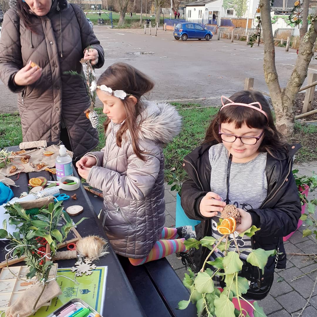 TCVWF's tweet image. 🎅❄🎄Thanks to the jolly Christmas elves of Leyton Jubilee Park who added some festive sparkle to the trees this week 😁🍂 We'll be back in 2021 with some more wild &amp;amp; wonderful family fun 👨‍👧‍👦 
#sociallydistancedfun #naturalcrafts