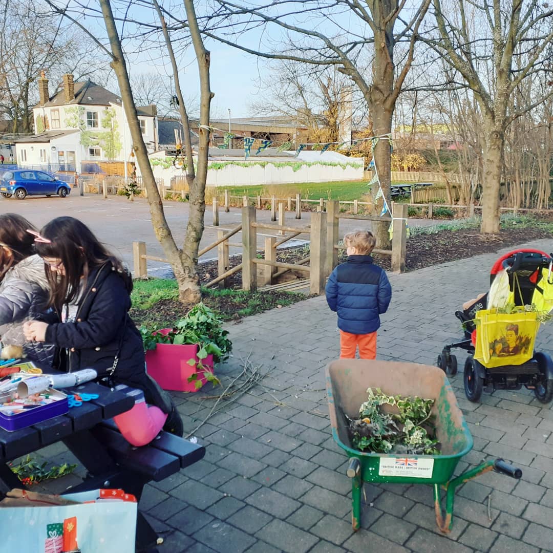TCVWF's tweet image. 🎅❄🎄Thanks to the jolly Christmas elves of Leyton Jubilee Park who added some festive sparkle to the trees this week 😁🍂 We'll be back in 2021 with some more wild &amp;amp; wonderful family fun 👨‍👧‍👦 
#sociallydistancedfun #naturalcrafts