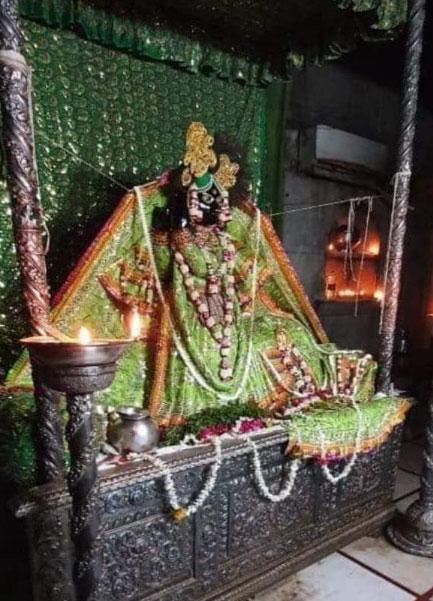 MeriRadhe's tweet photo. आज के दिन, 315 वर्ष पहले वृन्दावन मे बाँके बिहारी का विग्रह स्वयं प्रगट हुआ!

जिसे"बिहार पंचमी" के रूप मे मनाते है!

आज से भगवान की शीतकालीन सेवा शुरू हो जाएगी!

भले ही राधाकृष्ण जगत के माता पिता है,पर बृजवासी तो इनकी बाल रुप मे ही सेवा करते है!😊

#बिहार_पंचमी 
#सीताराम_विवाह ❤ https://t.co/zt4zcRLl8H