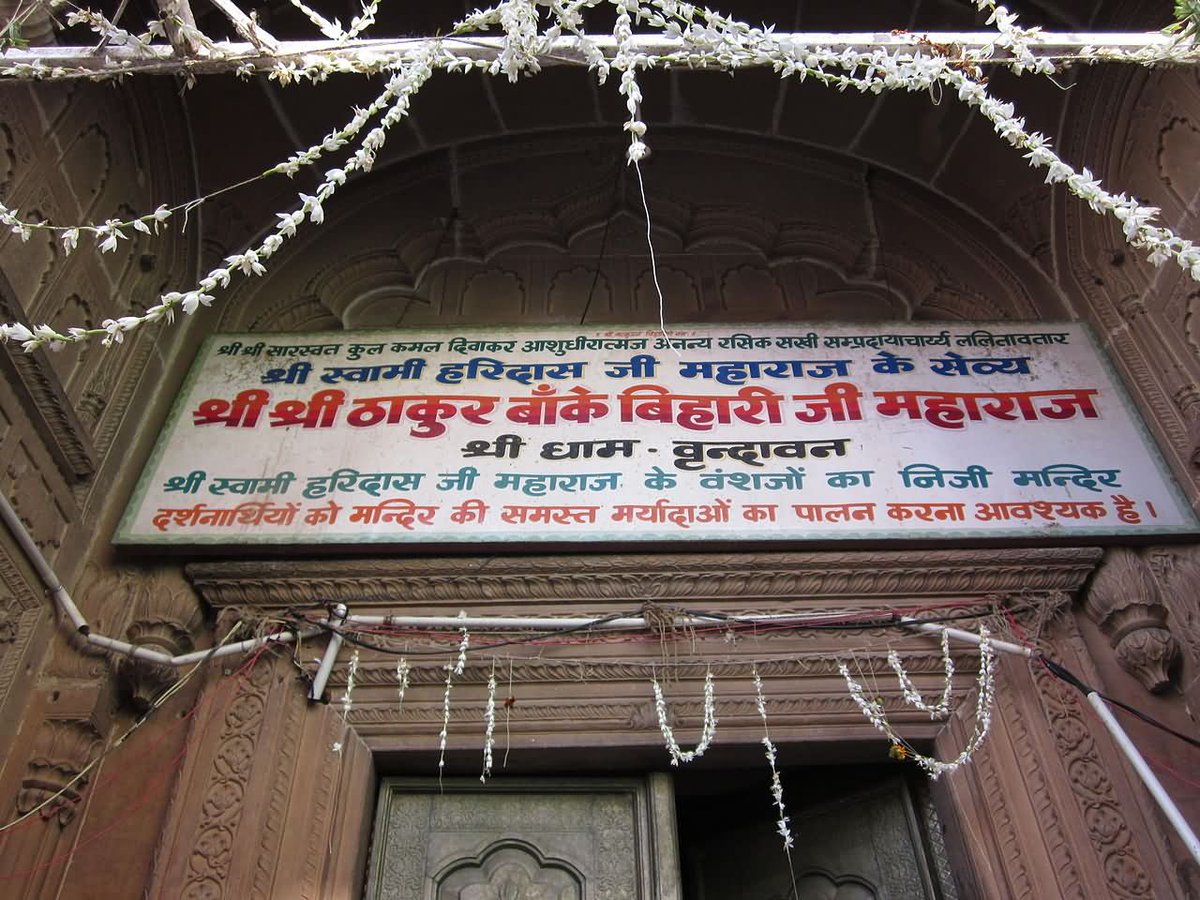 MeriRadhe's tweet photo. आज के दिन, 315 वर्ष पहले वृन्दावन मे बाँके बिहारी का विग्रह स्वयं प्रगट हुआ!

जिसे"बिहार पंचमी" के रूप मे मनाते है!

आज से भगवान की शीतकालीन सेवा शुरू हो जाएगी!

भले ही राधाकृष्ण जगत के माता पिता है,पर बृजवासी तो इनकी बाल रुप मे ही सेवा करते है!😊

#बिहार_पंचमी 
#सीताराम_विवाह ❤ https://t.co/zt4zcRLl8H