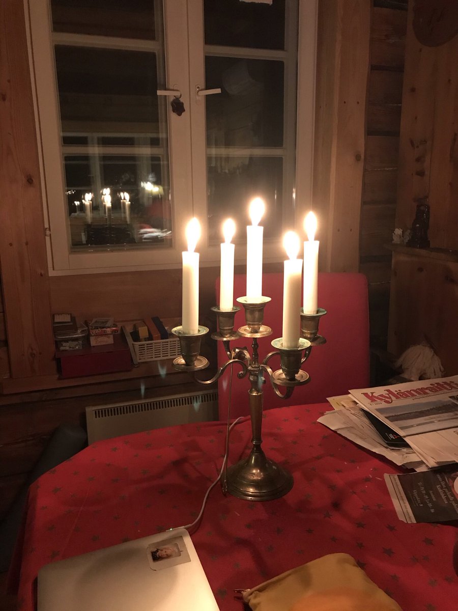 Pimeän aamun valaisi jälleen joululaulu ja kynttilät🎄