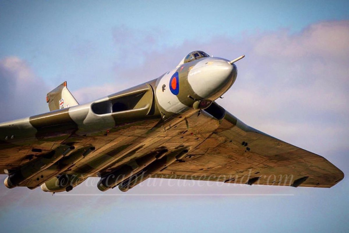 captureasecond's tweet photo. @vulcantothesky passing our house, 2014. #tintriangle #vulcan #x558 #aeroplane #aviation #avgeek #captureasecond #twittervforce https://t.co/l3QOEYYSwk