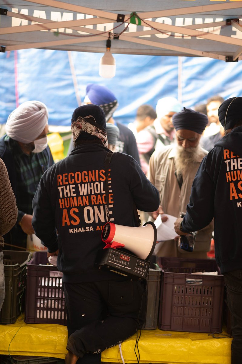 khalsaaid_india's tweet photo. We salute our volunteers who are driven by compassion &amp; humanity!

#EmergencyAssistance #Response #SinghuBorder #TikriBorder #Humanitarians #khalsaaidindia #khalsaaid #FarmersAreLifeLine #Protest2020 https://t.co/lTdxsjcuro