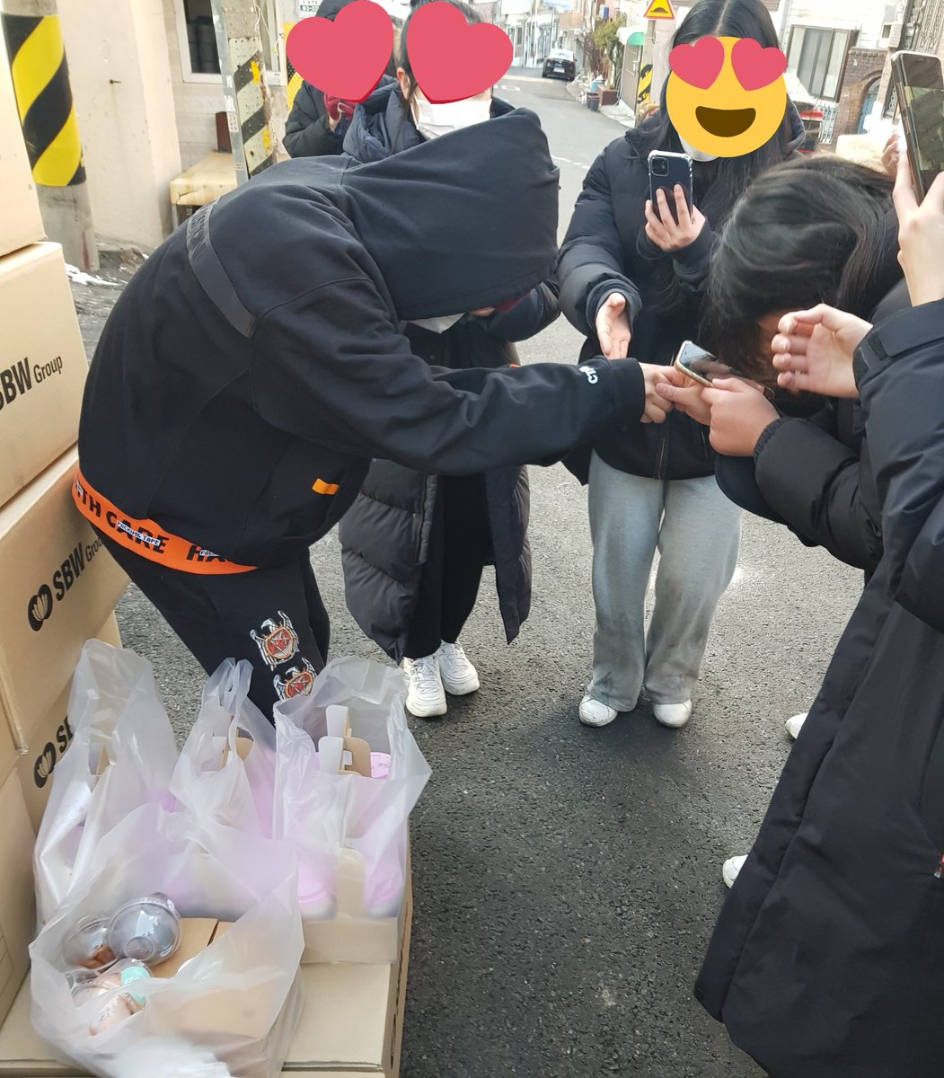 still131fan's tweet photo. 어떻게 알았는지😭😭
한빈이가 연탄봉사 현장에 와주었습니다😢
따뜻한 차와 먹을거리도 잔뜩 선물해줬습니다.
너무 따뜻한 겨울만들어줘서 고마워 한빈아😢🥰☃️❤

Hanbin came to the volunteer site.  Hanbin also bought me hot tea and sweet potatoes.  Thanks for making a warm winter😭💗 https://t.co/Yk2cdLGkOE