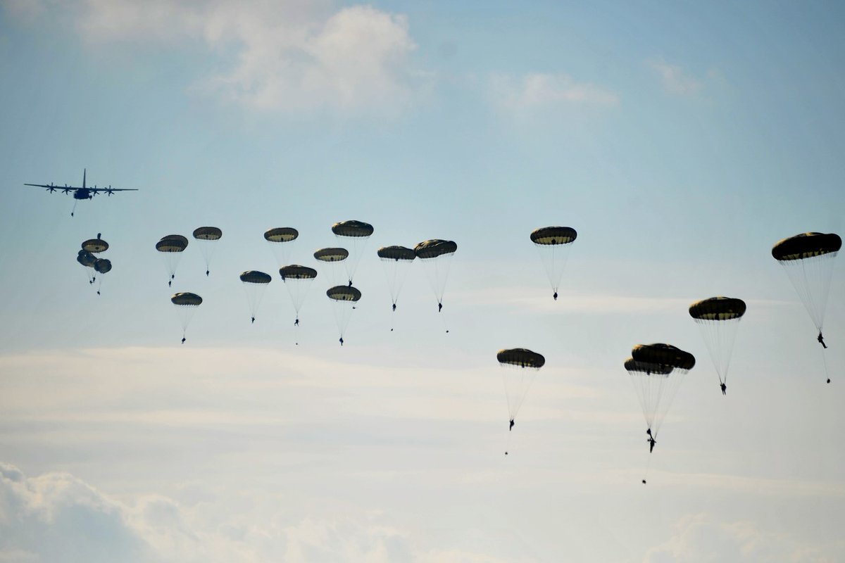 RAFBrizeNorton's tweet photo. Our 7th Fact at Christmas๐
Airborne Delivery Wing have completed a MILLION low level parachute training descents in its 70 history ๐ช This equates to 189,393,939.394 miles! https://t.co/4jX5R5Fg3L
