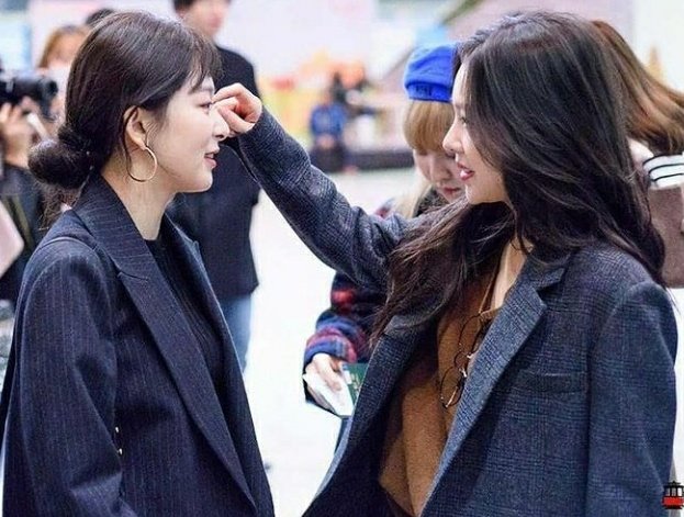 Myves9's tweet photo. ONE LOVE
💗💛
#RedVelvet @RVsmtown 
#SEULGI  #IRENE 
#seulrene https://t.co/I0PgSYZ8N3